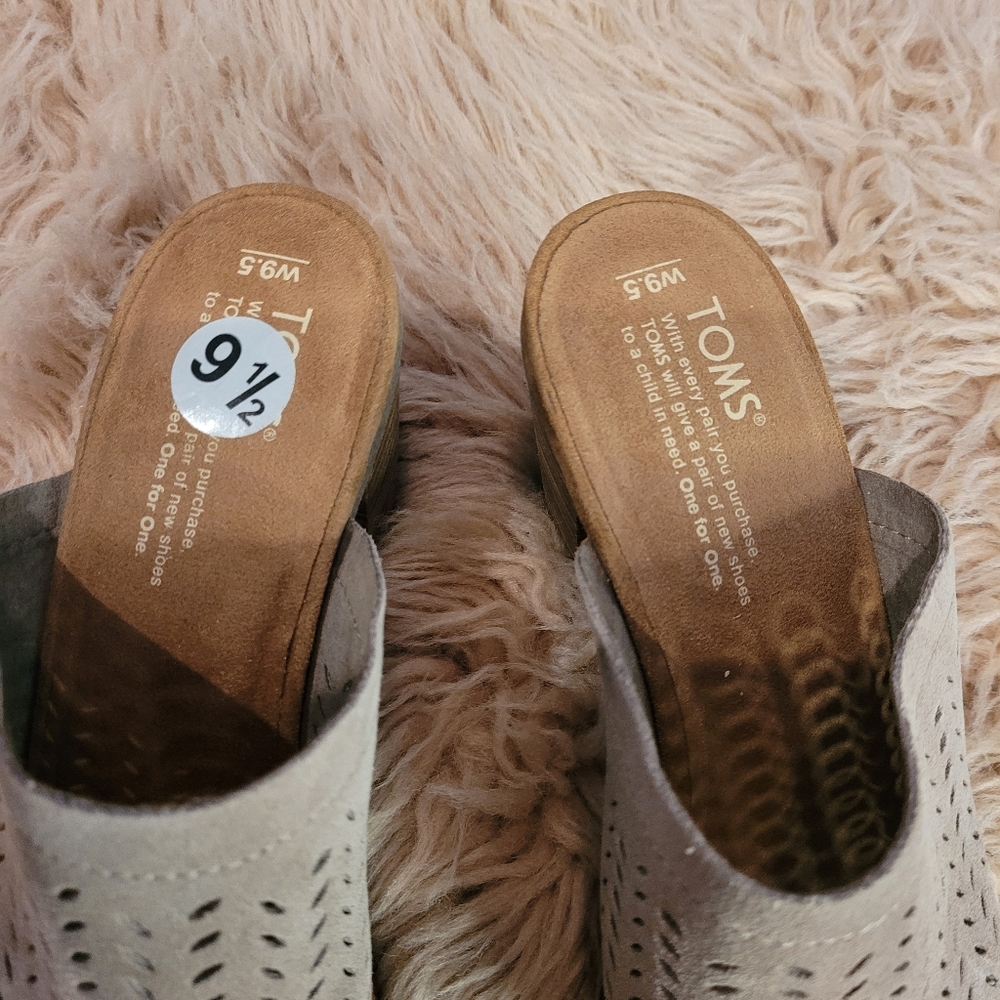 Toms shoes 9.5 - Picture 3 of 5
